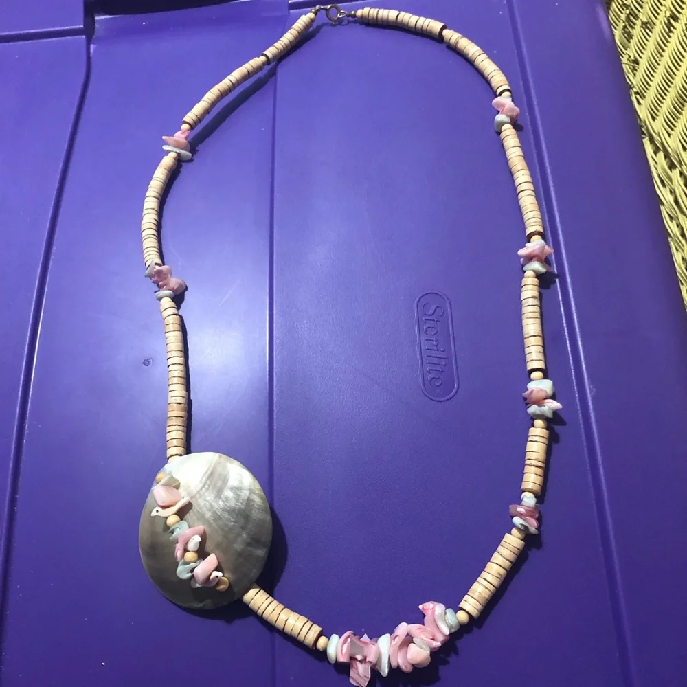 Hawaii dreams vintage shell necklace pretty statement piece